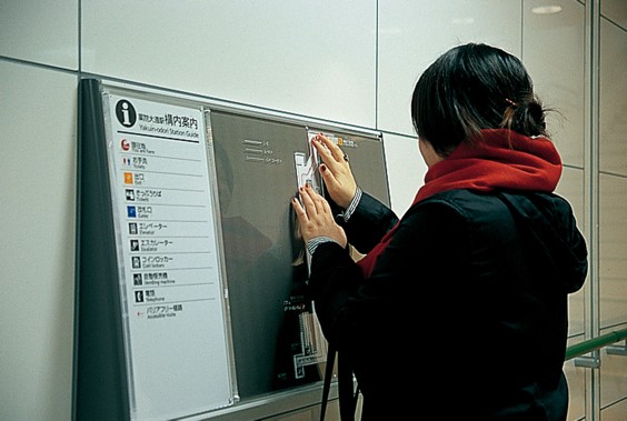 Women using her hands to read a tactile map